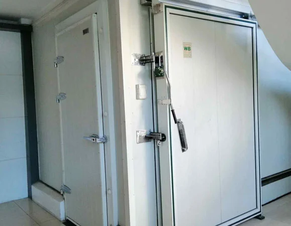 insulated_industrial_door_1